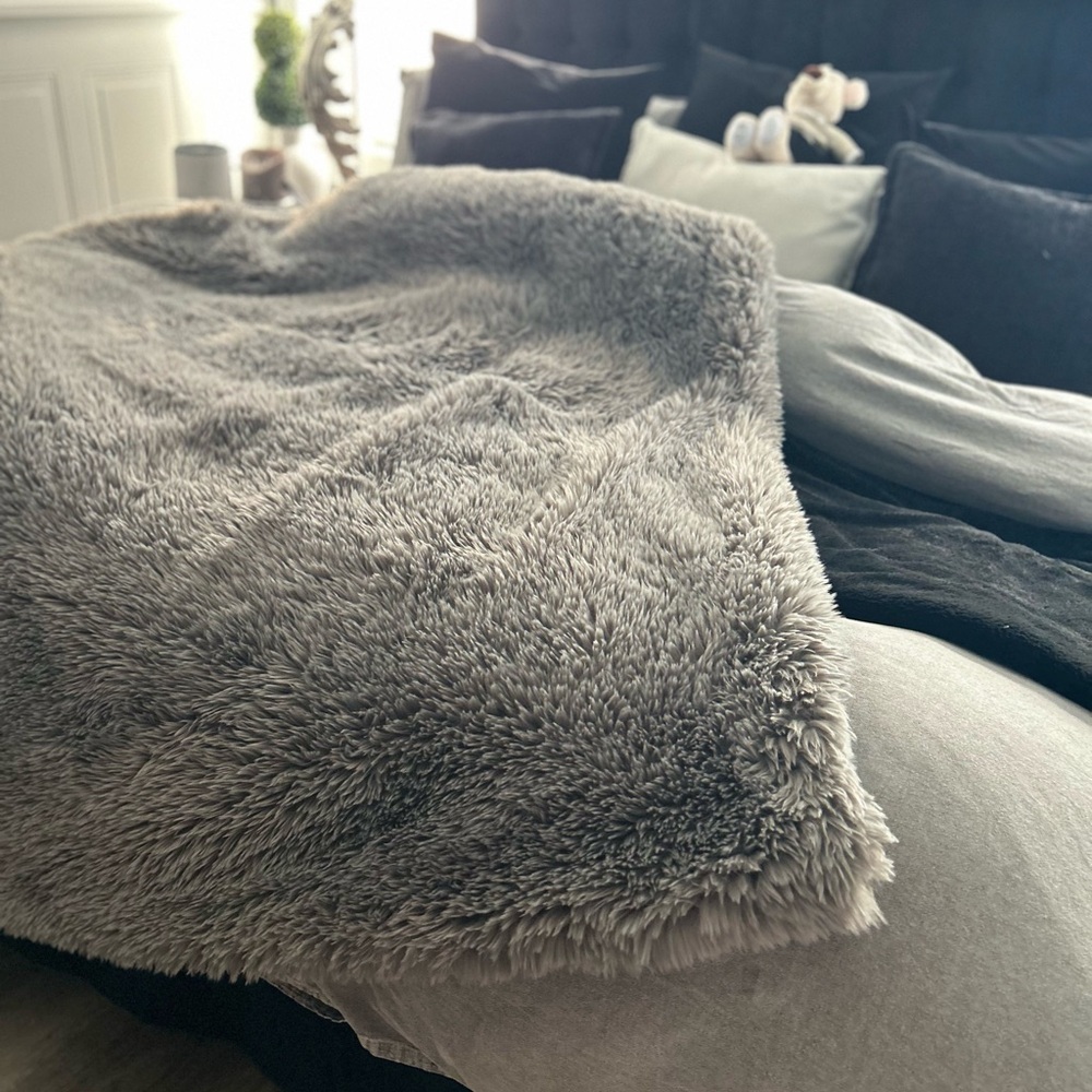 Super soft cosy large Grey throw 70x60